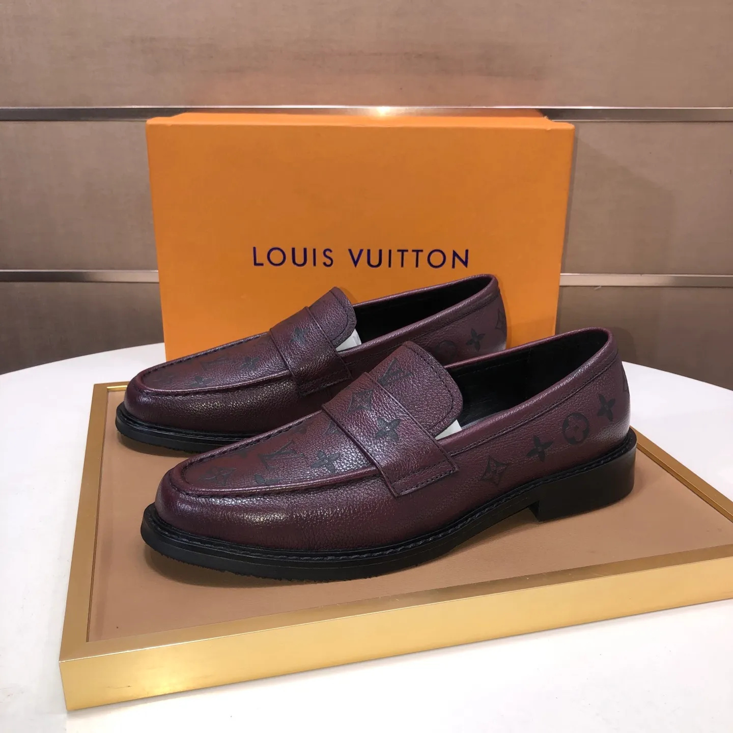 Men's men's shoes💰460💰【LV】(sheepskin lining) formal men's shoes! The high-end formal wear style is luxurious and elegant, with both practicality and style. We pay special attention to quality and details. The original version at the counter is 1:1 ultra-accurate replica👍🏻 The shoe last, leather, workmanship and comfort are not inferior! Material: imported cowhide upper, soft first layer of sheepskin! Code number: 38-45 (45 customized)